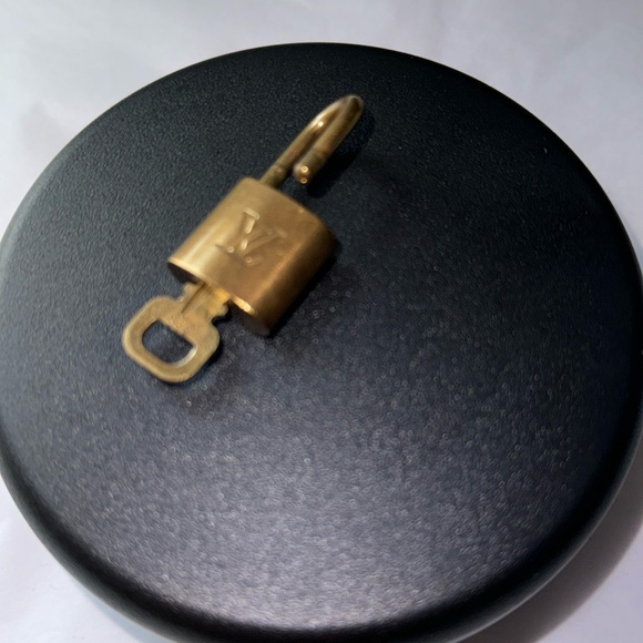Louis Vuitton 🔐 Lock & Key, #323, GUC - Picture 5 of 8